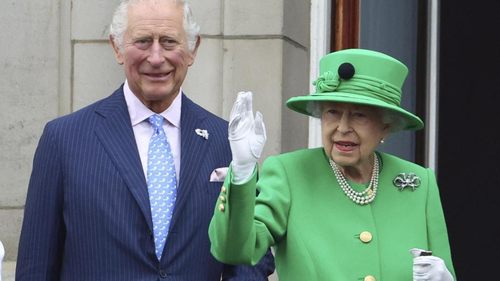Tras la muerte de Isabel II, su hijo se convierte automáticamente en Rey de Inglaterra.