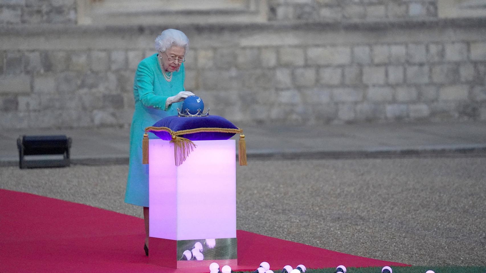 La reina Isabel de Gran Bretaña encabeza la iluminación del faro principal del Jubileo, como parte de las celebraciones del Jubileo de Platino