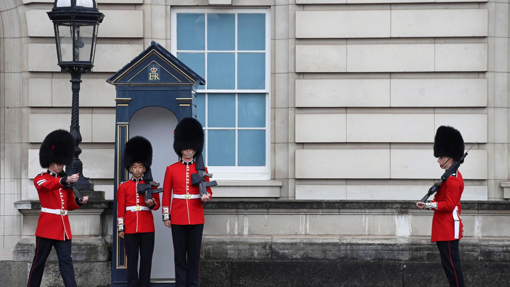 Los miembros de la División de Hogares hacen guardia fuera del Palacio de Buckingham.