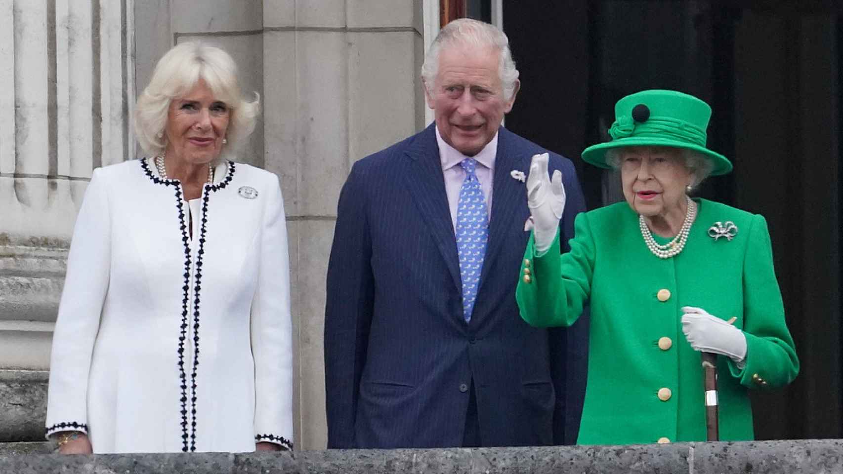 Carlos y Camilla junto a Isabel II en el Jubileo de Platino.