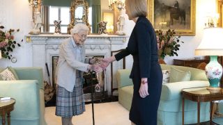 La reina Isabel II recibiendo, el pasado martes, a la primera ministra británica Liz Truss.