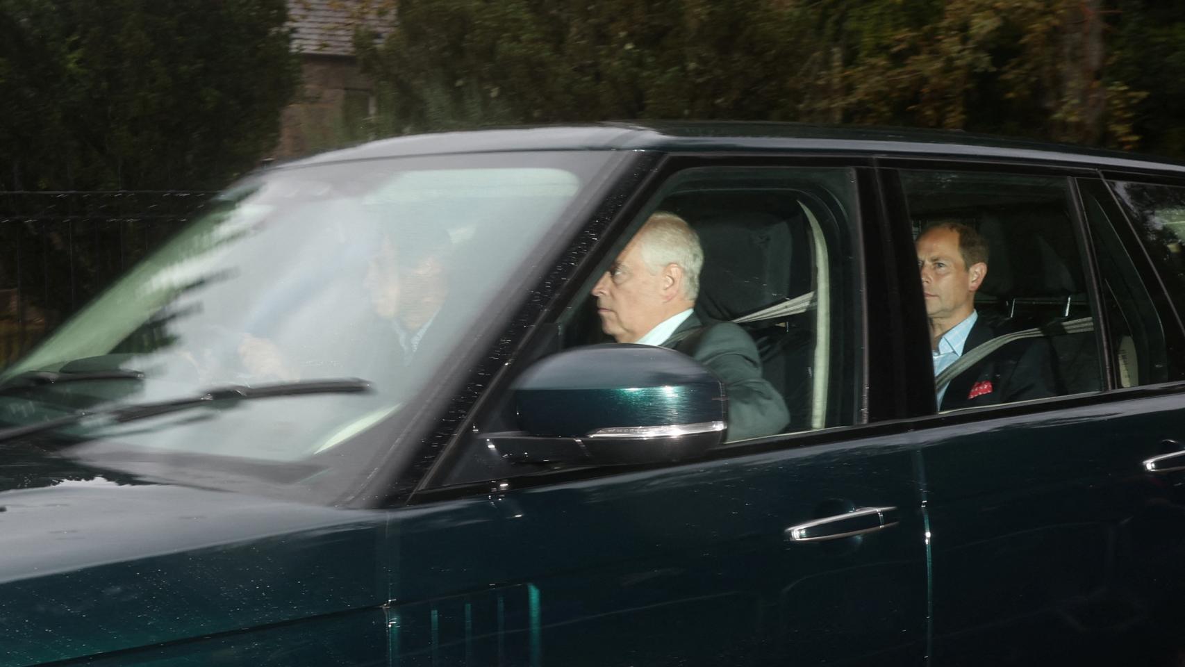 El príncipe Guillermo de Gran Bretaña conduce al príncipe Eduardo y al príncipe Andrés fuera del castillo de Balmoral, en medio de preocupaciones sobre la salud de la reina Isabel de Gran Bretaña