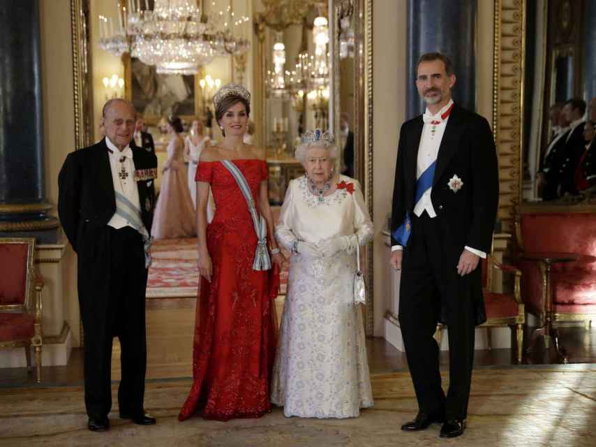 Felipe VI y Letizia junto a la reina Isabel II y el duque de Edimburgo en el verano de 2017 en Londres.