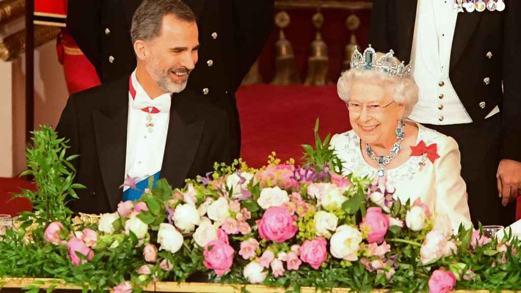 Los reyes Felipe VI e Isabel II en julio de 2017 en Londres.