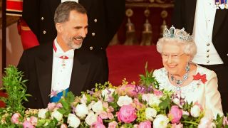 Los reyes Felipe VI e Isabel II en julio de 2017 en Londres.