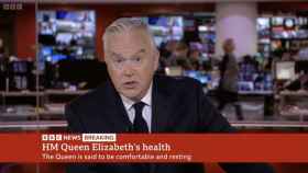 La BBC suspende su programación y los presentadores visten de negro ante el estado de salud de la reina