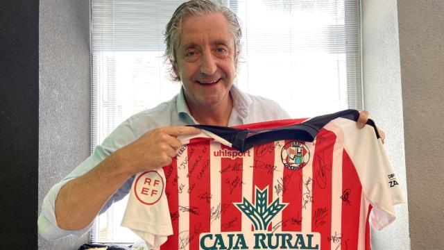 Josep Pedrerol con la nueva camiseta del Zamora CF