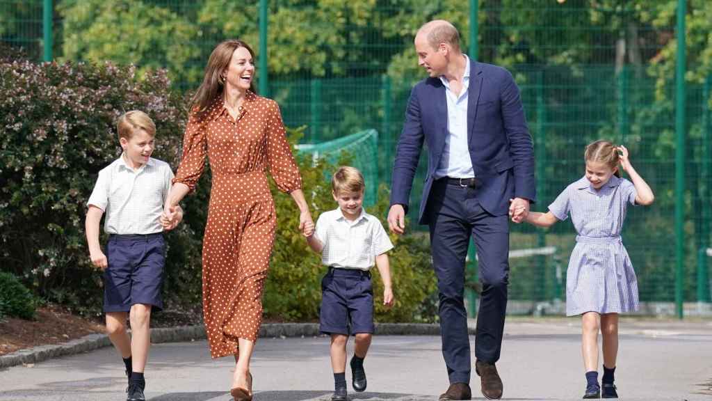 Kate Middleton y el príncipe Guillermo junto a sus tres hijos, George, Charlotte y Louis, llegando a Lambrook.
