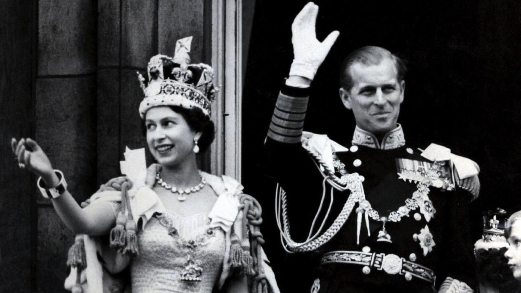 Isabel II, una mujer que sacrificó su vida por la Corona aunque no le correspondía ser Reina: su historia, en imágenes Isabel II, la Reina que no estaba destinada al trono y se entregó a la Corona hasta su último aliento: su vida, en imágenes