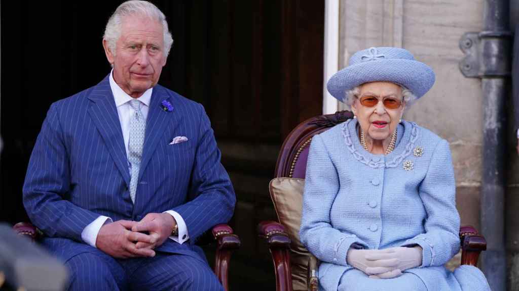 Carlos de Inglaterra y la reina Isabel II en el Jubileo de Platino.