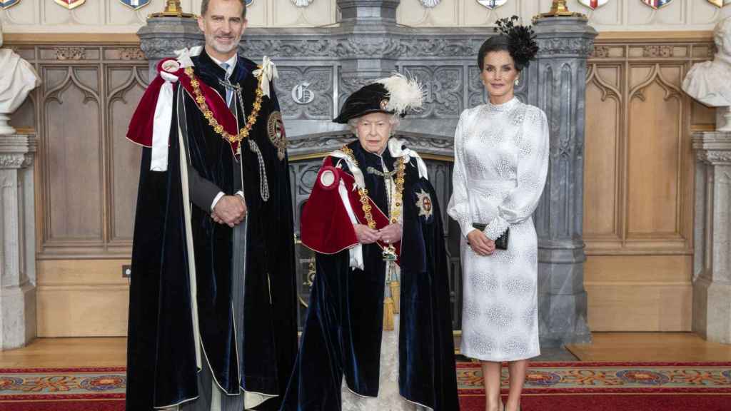 Los reyes Felipe VI y Letizia junto a la reina Isabel II de Inglaterra.