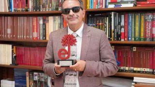 El historiador José Soto Chica, con el Premio Edhasa Narrativas Históricas 2021. Foto: Edhasa.