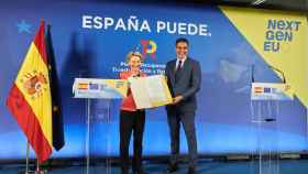 Ursula von der Leyen entrega a Pedro Sánchez el aprobado al plan de recuperación en junio de 2021