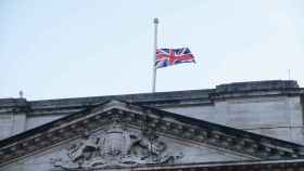 Imagen de la bandera británica a media asta en el palacio de Buckingham.