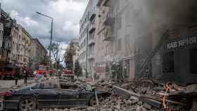 Bomberos ucranianos trabajan para apagar el fuego causado por los ataques en Járkov.