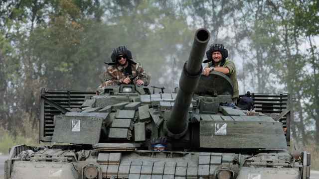 Soldados ucranianos a bordo de un tanque en Bakhmut.