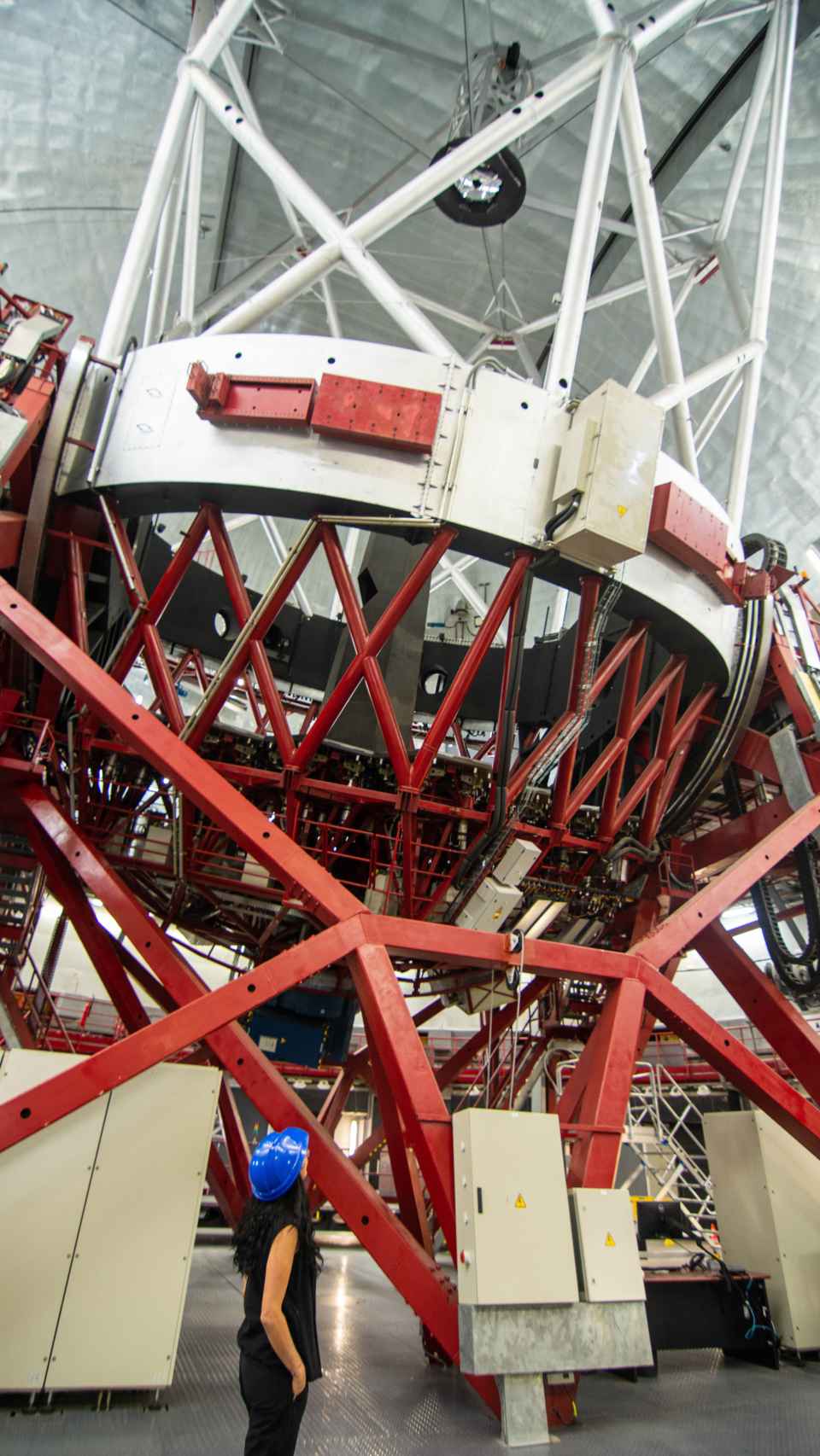 Interior dl Gran Telescopio Canarias. En la parte superior puede verse el espejo terciario. FOTO: Noelia Hernández.