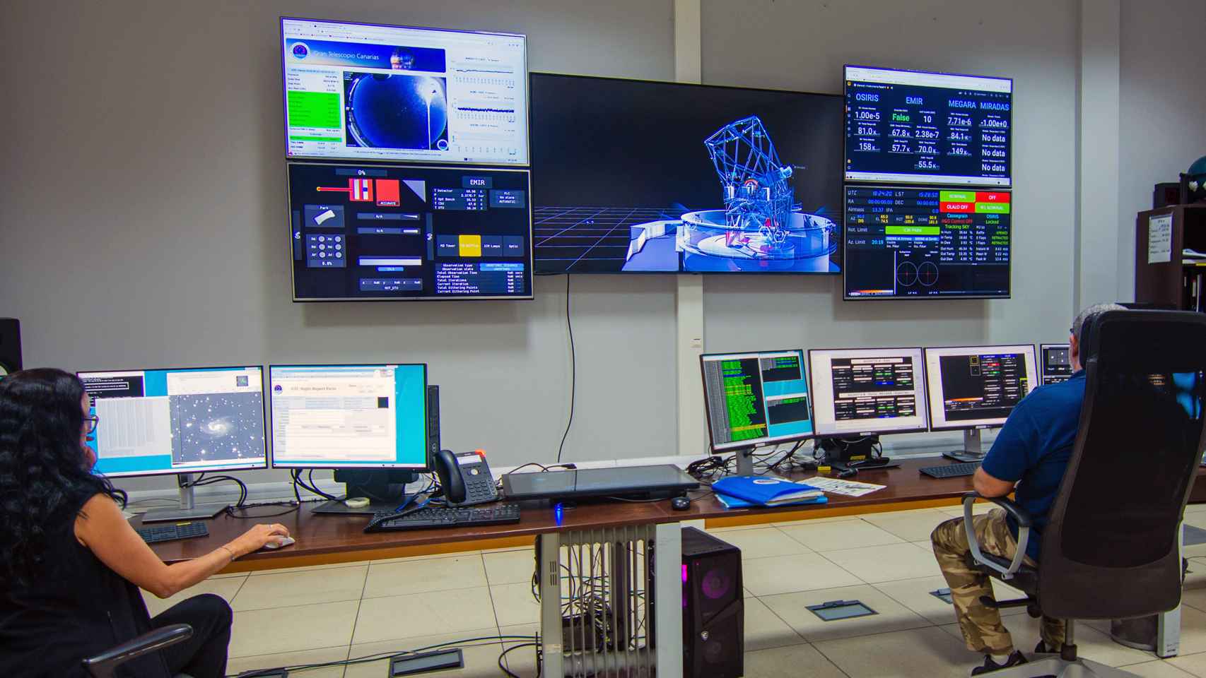 Sala de control del Grantecan donde cada noche trabajan un astrónomo y técnico en la observación del Universo.