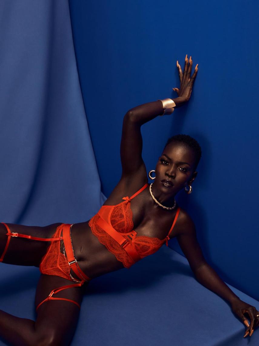 Nyakim Gatwech posa con el modelo Maisie color calabaza, su favorito de la colección.