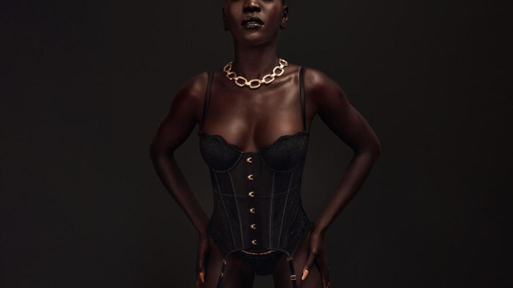 Nyakim Gatwech posa con uno de los diseños de su colección con Hunkemöller.