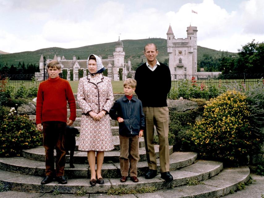 Isabel II con el duque de Edimburgo y sus hijos Andrés y Eduardo.