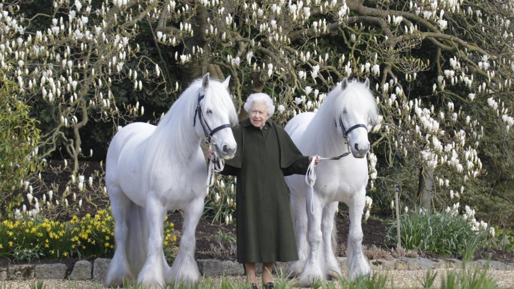 La soberana con sus dos caballos favoritos en los terrenos de Windsor.