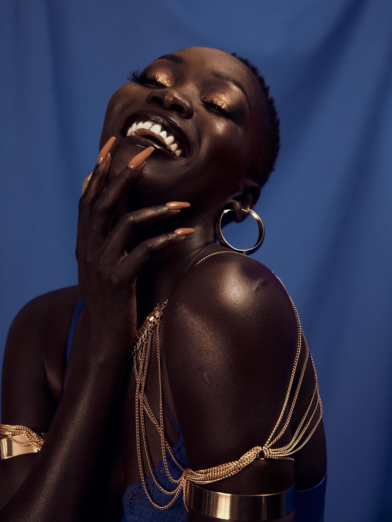 La modelo Nyakim Gatwech, de refugiada a 'queen of dark' "Me han dicho