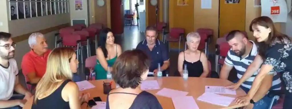 La diputada del PSOE Marisol Sánchez, el 8 de julio, en la Casa del Pueblo de Alcantarilla, mostrando el texto de la PNL a la familia de Sara Gómez.