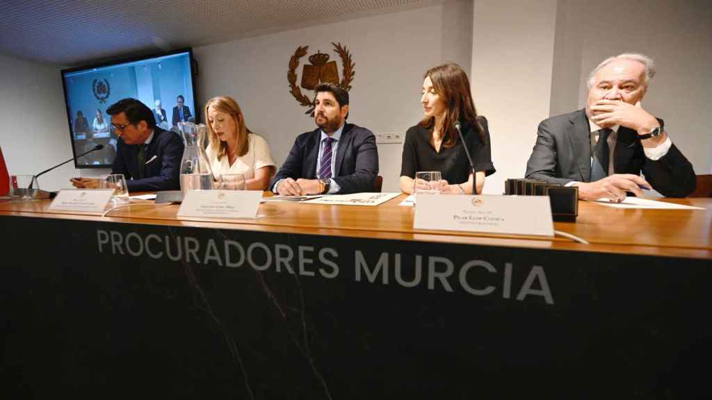 La ministra de Justicia, Pilar Llop, y el presidente de la Región de Murcia, Fernando López Miras, este viernes, en la renovada sede del Colegio de Procuradores de Murcia.