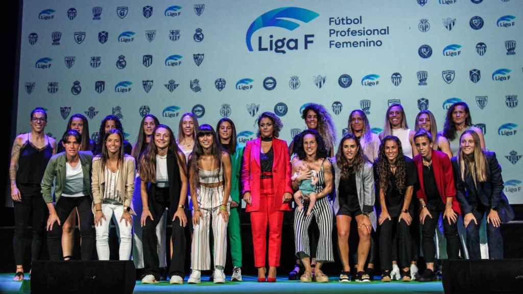 Las jugadoras de la nueva Liga F posan con la presidenta de la LPFF, Beatriz Álvarez, tras la presentación oficial de la competición