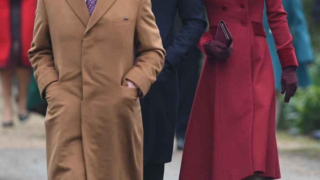 El hoy rey Carlos III junto a su hijo Guillermo y la mujer de éste, Kate, en un acto público en Sandringham, en 2018.