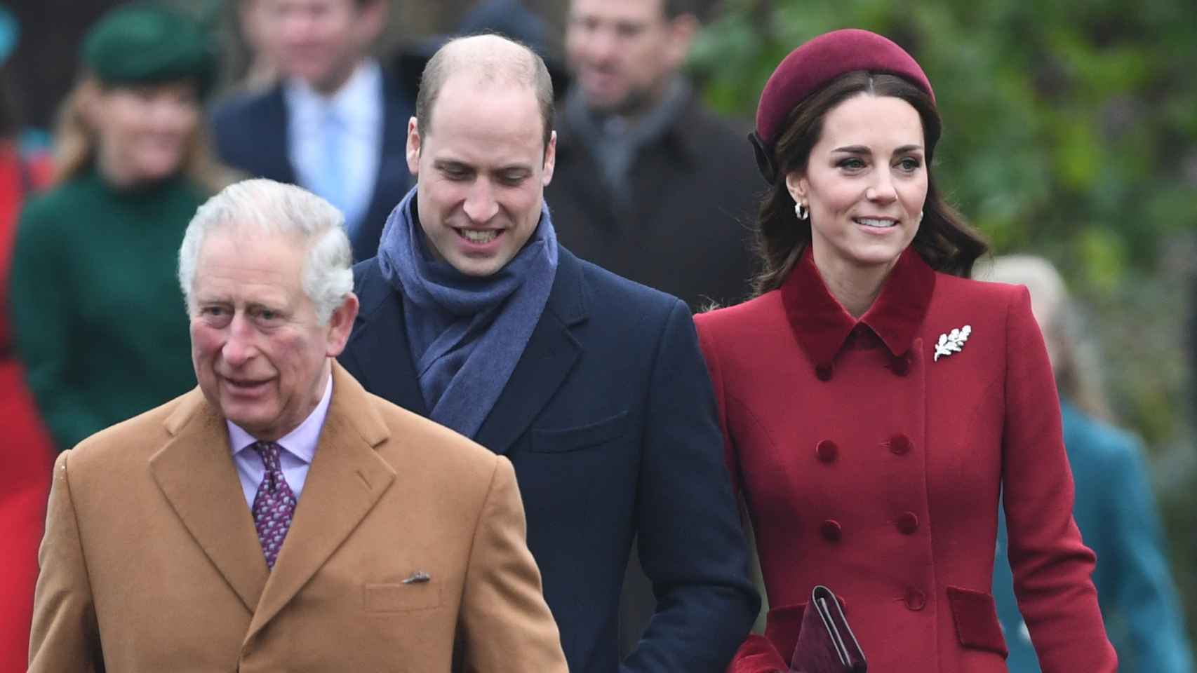 El hoy rey Carlos III junto a su hijo Guillermo y la mujer de éste, Kate, en un acto público en Sandringham, en 2018.