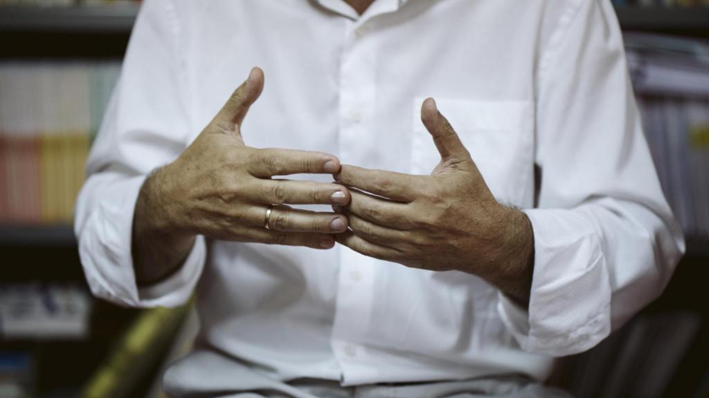 Victorino Pérez porta su alianza en la mano derecha.