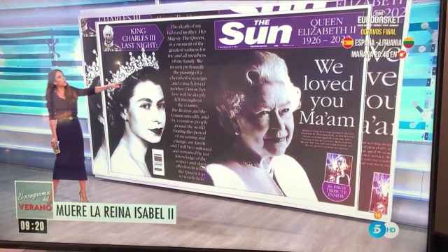 Lluvia de zascas a una periodista por su inglés: se confunde y llama mamá a la Reina Elizabeth