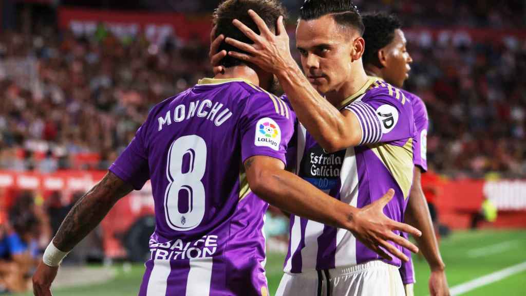 Roque y Monchu celebran el gol