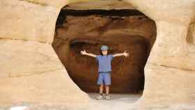 Imagen de archivo de un niño en una cueva.