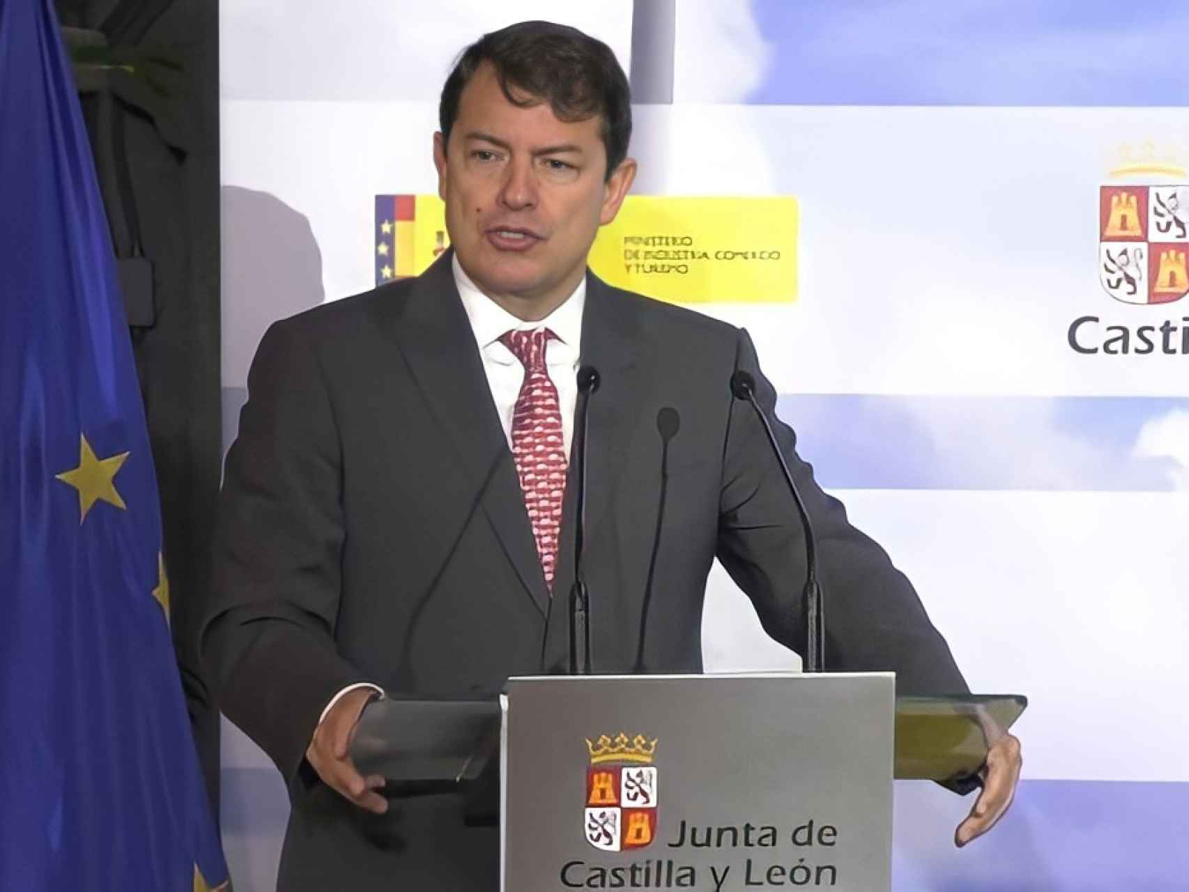 El presidente de la Junta, Alfonso Fernández Mañueco, durante su intervención en Las Navas del Marqués, en Ávila, este viernes.