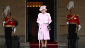 La reina Isabel II con su inseparable bolso negro.