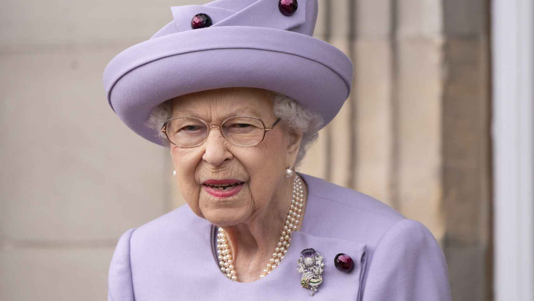 La fórmula de estilo preferida de Isabel II: abrigo, vestido, sombrero y  bolso