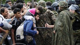 La policía impide que un hombre y su hijo crucen la frontera de Grecia con Macedonia del Norte.
