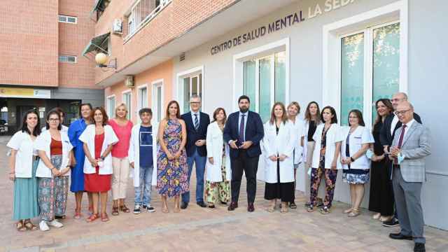 El presidente de Murcia, Fernando López Miras (c), este viernes, en el nuevo Centro de Salud Mental La Seda.
