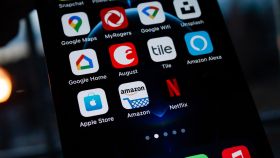 Aplicaciones de las grandes tecnológicas como Amazon, Google o Netflix en la pantalla de un smartphone.