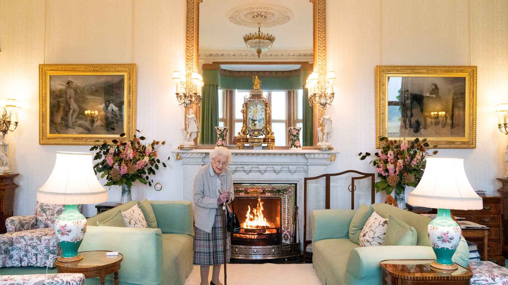 La reina Isabel II en su palacio de Balmoral minutos antes de recibir al último primer ministro, la conservadora Liz Truss, el 6 de septiembre. Fue la última foto de la monarca.
