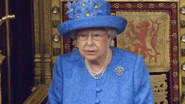 Isabel II, en pleno debate sobre el Brexit, con un sombrero que recuerda a la bandera de la UE.