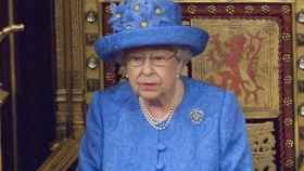 Isabel II, en pleno debate sobre el Brexit, con un sombrero que recuerda a la bandera de la UE.