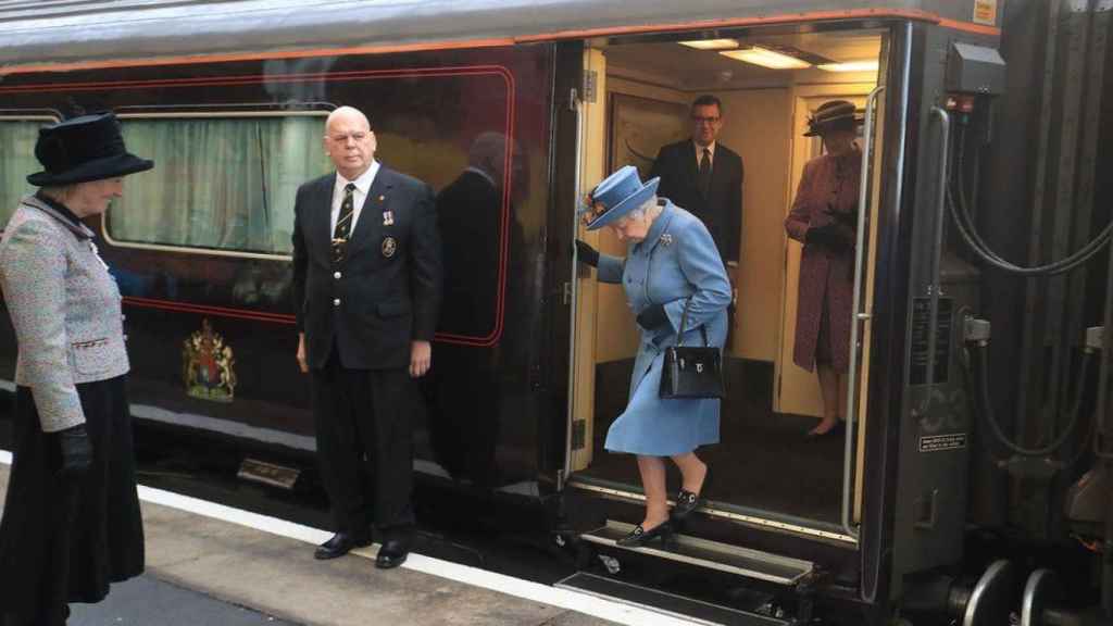 La reina Isabel II bajando del Royal Train