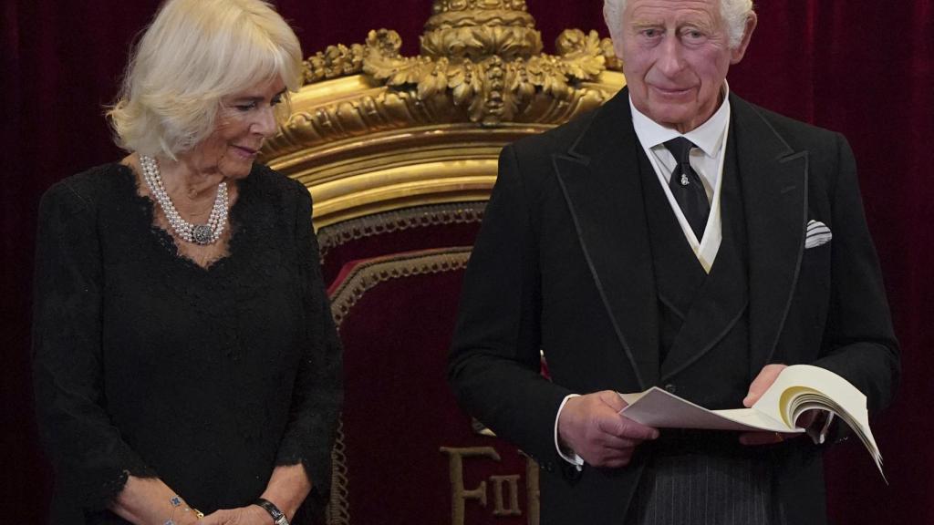 La mirada cómplice de la reina consorte a su esposo, que acaba de perder a su madre.