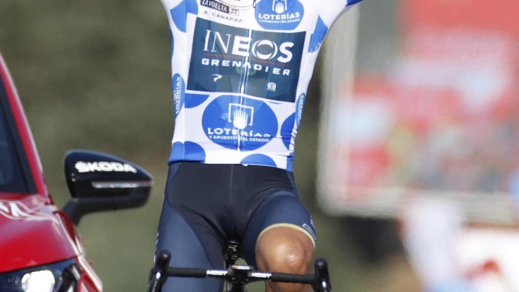 Richard Carapaz levanta las manos en la meta de Navacerrada y gana la 20ª etapa de La Vuelta 2022