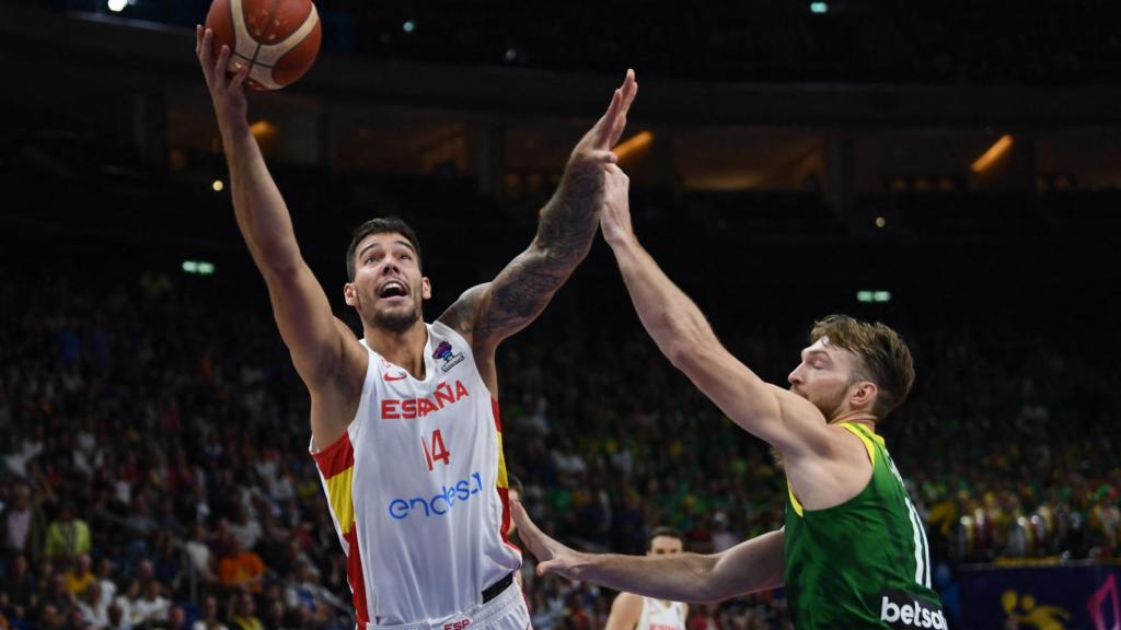 Willy Hernangómez anota ante Domantas Sabonis.