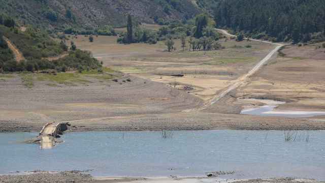 Sequía en el embalse de Riaño (León), con un 42,3% de su capacidad total. En la imagen, zona del pueblo anegado por el pantano, Pedrosa del Rey
